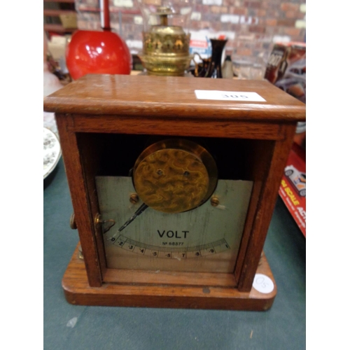 305 - A VINTAGE MAHOGANY VOLTMETER H:17.5CM (GLASS MISSING), A BAKERLITE EXAMPLE AND A FURTHER WOODEN INST... 