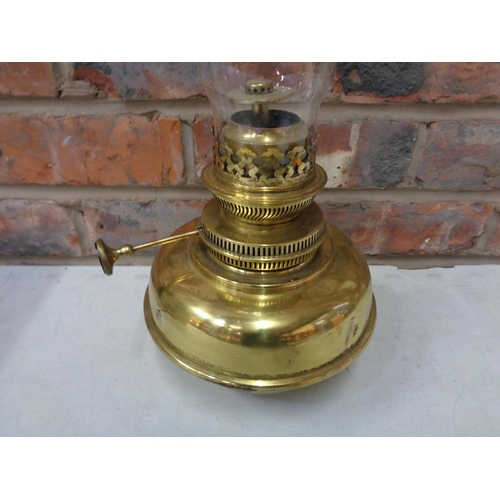 306 - A VINTAGE BRASS OIL LAMP TO INCLUDE A GLASS FUNNEL H: TO TOP OF WICK 23CM