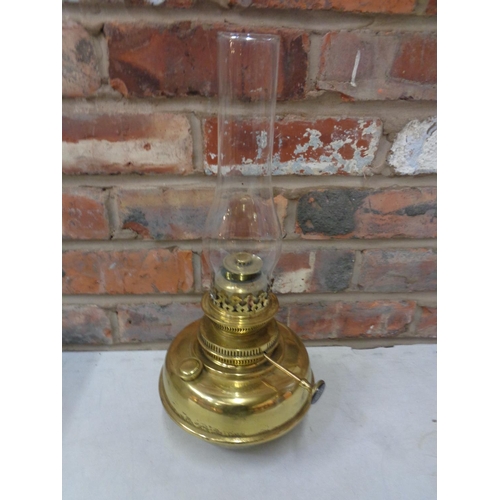 306 - A VINTAGE BRASS OIL LAMP TO INCLUDE A GLASS FUNNEL H: TO TOP OF WICK 23CM