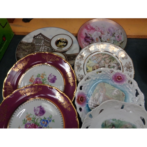 307 - AN ASSORTMENT OF DECORATIVE PLATES TO INCLUDE RIBBON EDGED EXAMPLES