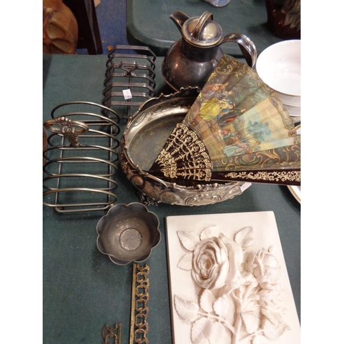 318 - AN ASSORTMENT OF VARIOUS ITEMS TO INCLUDE TWO TOAST RACKS, A SILVER PLATE BOWL, BRASS MILITARY BUTTO... 