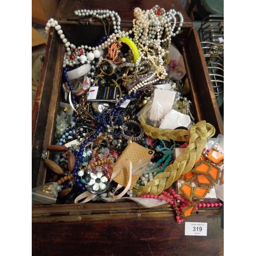 319 - A LARGE STAINED WOODEN BOX TO INCLUDE AN EXTENSIVE ASSORTMENT OF COSTUME JEWELLERY