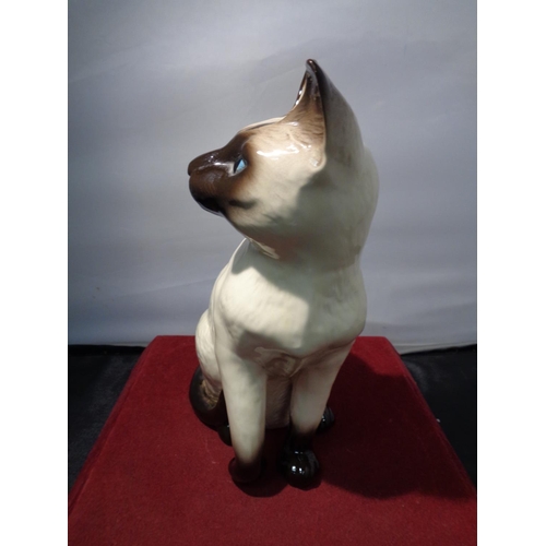 748 - A VERY LARGE BESWICK FIGURINE OF A SIAMESE CAT 9.5 INCHES TALL