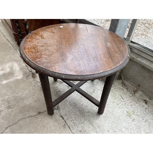 2028 - AN OVAL EALRY 20TH CENTURY OAK CENTRE TABLE ON BARLEYTWIST LEGS AND SMALL OAK OCCASIONAL TABLE