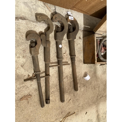 1239 - A SET OF FOUR VINTAGE PIPE CUTTERS