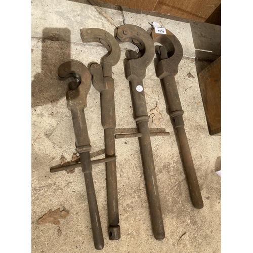 1239 - A SET OF FOUR VINTAGE PIPE CUTTERS