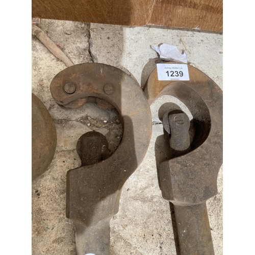 1239 - A SET OF FOUR VINTAGE PIPE CUTTERS