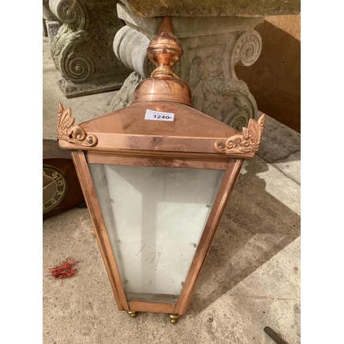 1240A - AN ASSORTMENT OF ITEMS TO INCLUDE A VINTAGE OIL LANTERN, A DECORATIVE LIGHT FITTING AND A CLOCK