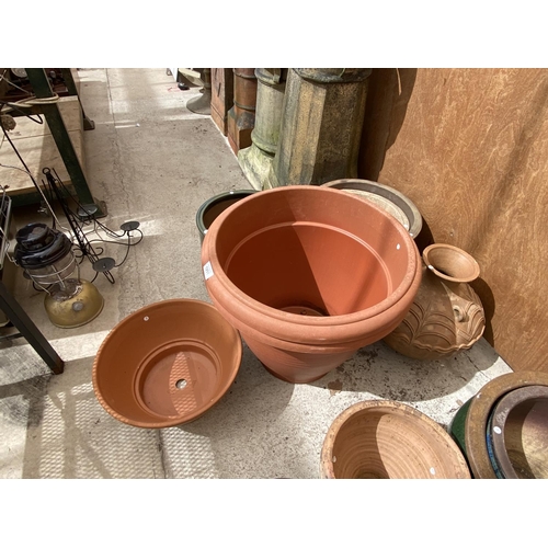 1251 - AN ASSORTMENT OF CERAMIC AND PLASTIC PLANTERS OF VARIOUS SIZES