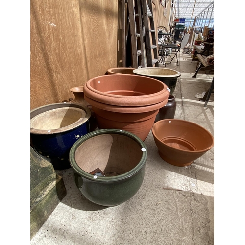 1251 - AN ASSORTMENT OF CERAMIC AND PLASTIC PLANTERS OF VARIOUS SIZES