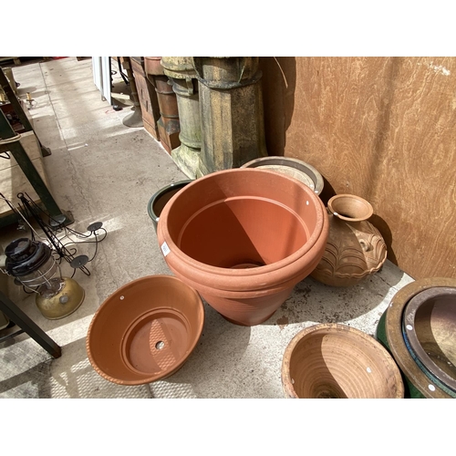 1251 - AN ASSORTMENT OF CERAMIC AND PLASTIC PLANTERS OF VARIOUS SIZES