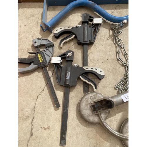 1287 - AN ASSORTMENT OF ITEMS TO INCLUDE G CLAMPS, A METAL WALL RACK AND A WINDOW GRIPPER