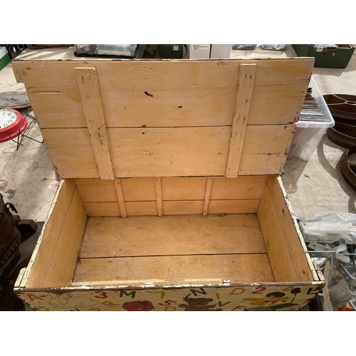 1298 - A CHILDRENS WOODEN TOY BOX