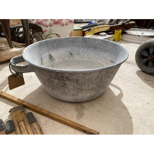 1302 - A GALVANISED BATH PAN AND A LARGE ENAMEL JUG