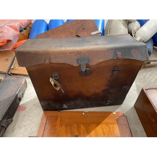 1309 - A SET OF FIVE VINTAGE HOUSING PLATES WITH A LEATHER CARRY CASE