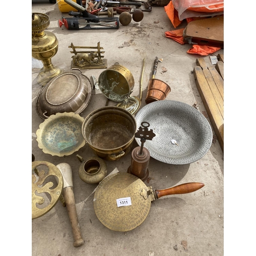 1311 - AN ASSORTMENT OF BRASS AND COPPER WARE TO INCLUDE OIL LAMPS, HORSE BRASSES AND JUGS ETC