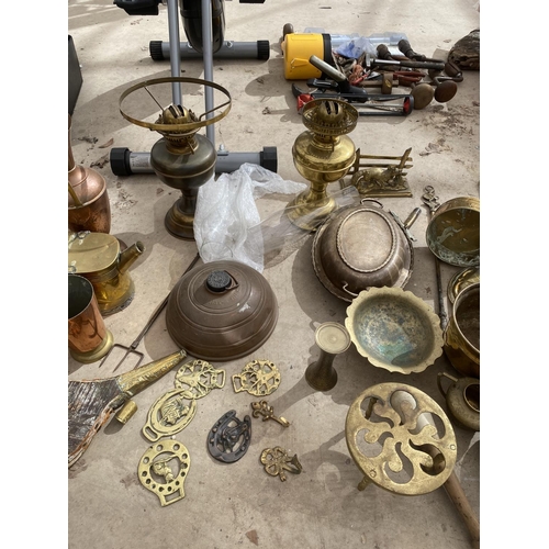 1311 - AN ASSORTMENT OF BRASS AND COPPER WARE TO INCLUDE OIL LAMPS, HORSE BRASSES AND JUGS ETC