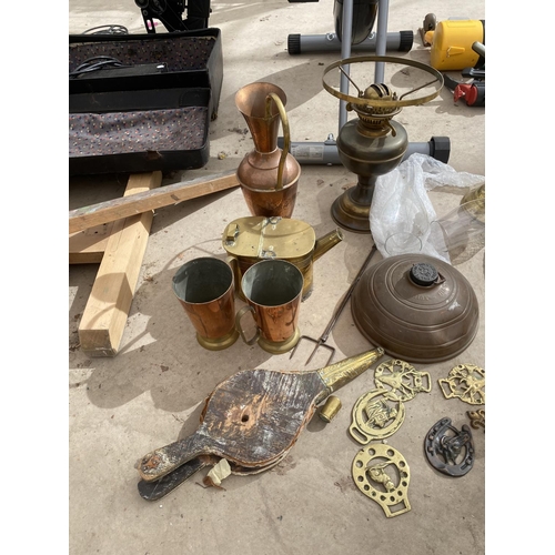 1311 - AN ASSORTMENT OF BRASS AND COPPER WARE TO INCLUDE OIL LAMPS, HORSE BRASSES AND JUGS ETC