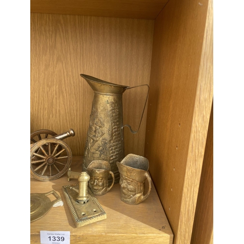 1339 - AN ASSORTMENT OF BRASS ITEMS TO INCLUDE HORSE BRASSES, A CANNON AND GOBLETS ETC