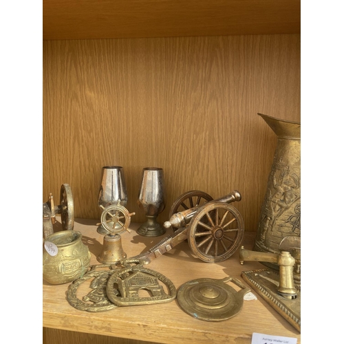 1339 - AN ASSORTMENT OF BRASS ITEMS TO INCLUDE HORSE BRASSES, A CANNON AND GOBLETS ETC