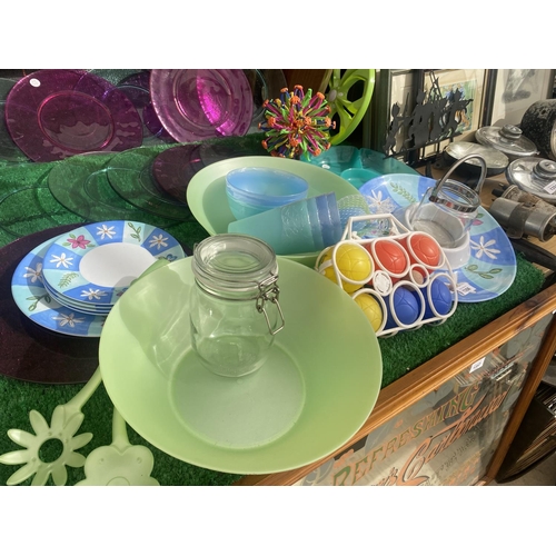 1356 - AN ASSORTMENT OF PICNIC ITEMS TO INCLUDE PLATES, CUPS AND A TRAY