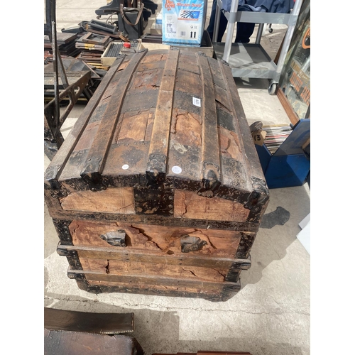 1378 - A VINTAGE WOODEN TRUNK WITH BLACK METAL BANDING AND A DOME TOP