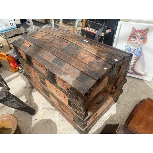 1378 - A VINTAGE WOODEN TRUNK WITH BLACK METAL BANDING AND A DOME TOP