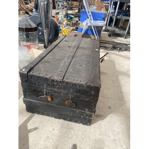 1384 - A LARGE VINTAGE TRUNK WITH WOOD BINDING