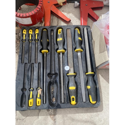 1389 - AN ASSORTMENT OF TOOLS TO INCLUDE A BOTTLE JACK, PIPE COUPLINGS AND FILES ETC