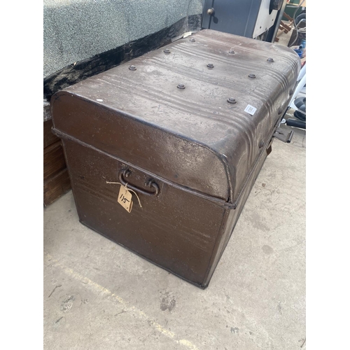 1392 - A DOME TOPPED VINTAGE METAL TRUNK