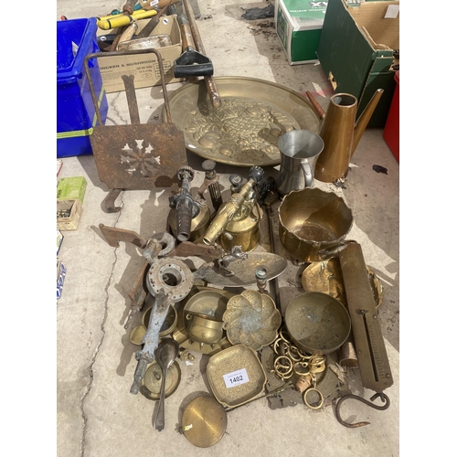 1402 - A LARGE COLLECTION OF BRASS WARE TO INCLUDE BLOW TORCHES, TRINKET DISHES AND JUGS ETC