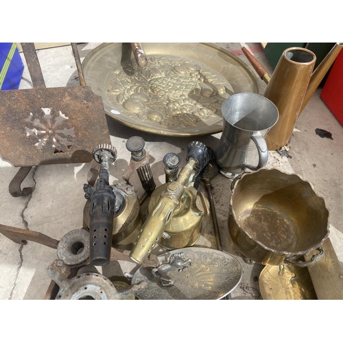 1402 - A LARGE COLLECTION OF BRASS WARE TO INCLUDE BLOW TORCHES, TRINKET DISHES AND JUGS ETC