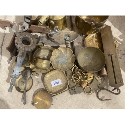 1402 - A LARGE COLLECTION OF BRASS WARE TO INCLUDE BLOW TORCHES, TRINKET DISHES AND JUGS ETC