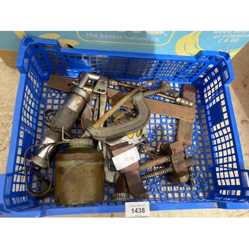 1438 - AN ASSORTMENT OF TOOLS TO INCLUDE G CLAMPS, VICES AND OIL CAN ETC