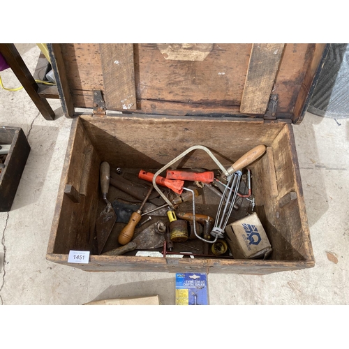 1451 - A VINTAGE WOODEN TOOL CHEST TO ALSO INCLUDE HAND TOOLS