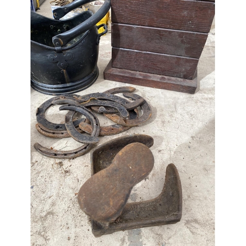 1452 - AN ASSORTMENT OF ITEMS TO INCLUDE HORSE SHOES, COBBLERS LAST AND COAL SCUTTLE