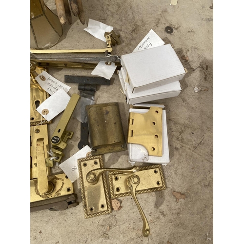 1455 - AN ASSORTMENT OF DOOR FURNITURE TO INCLUDE PUSH PLATES, HANDLES AND HINGES ETC