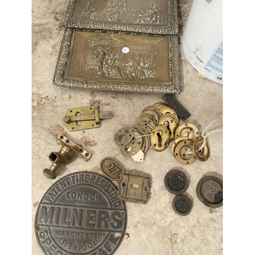 1457 - AN ASSORTMENT OF VINTAGE ITEMS TO INCLUDE A MILNERS SAFE SIGN, BRASS ITEMS AND WEIGHTS ETC