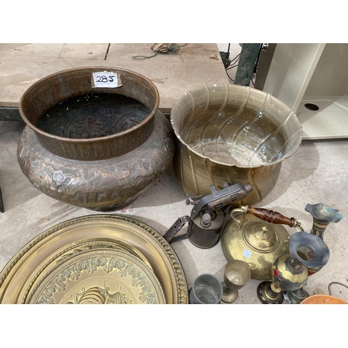 1472 - A LARGE QUANTITY OF BRASS WARE TO INCLUDE CHARGERS, AN OIL LAMP AND PLANTERS ETC