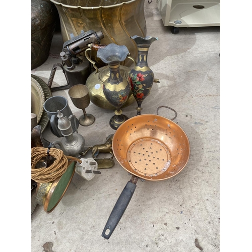 1472 - A LARGE QUANTITY OF BRASS WARE TO INCLUDE CHARGERS, AN OIL LAMP AND PLANTERS ETC