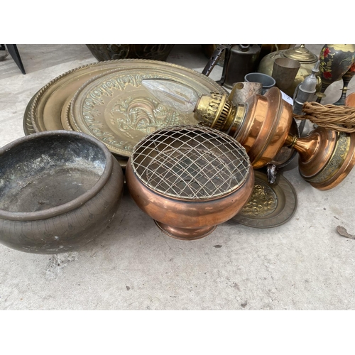 1472 - A LARGE QUANTITY OF BRASS WARE TO INCLUDE CHARGERS, AN OIL LAMP AND PLANTERS ETC