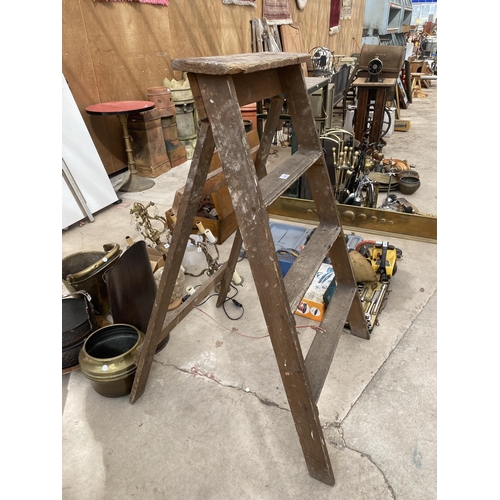 1475 - A VINTAGE WOODEN 3 RUNG STEP LADDER