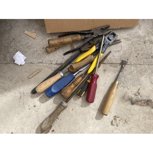 1494 - AN ASSORTMENT OF HAND TOOLS TO INCLUDE CHISELS, PLIERS AND BOLTS ETC