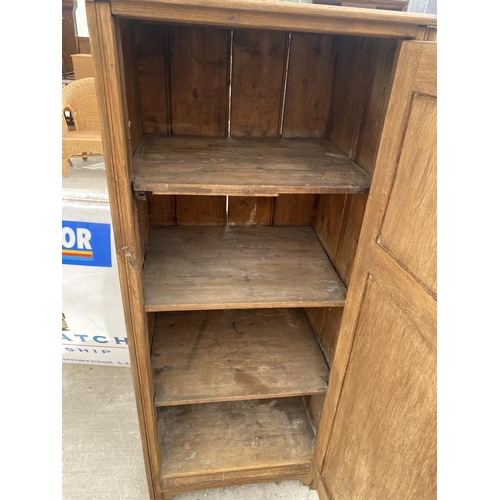 1507 - A VINTAGE WOODEN STORAGE CUPBOARD WITH 4 INTERNAL SHELVES