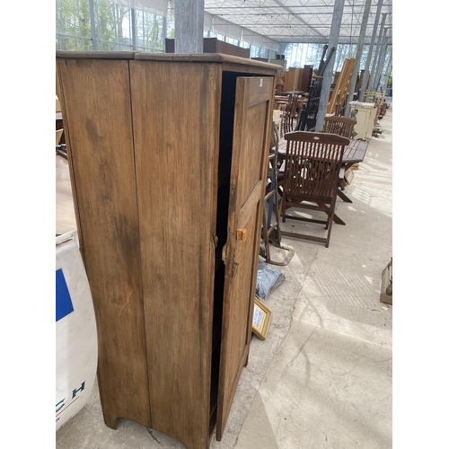 1507 - A VINTAGE WOODEN STORAGE CUPBOARD WITH 4 INTERNAL SHELVES