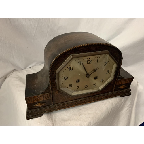 102 - A NAPOLEON'S HAT MAHOGANY MANTEL CLOCK WITH OCTAGONAL FACE AND DECORATIVE EDGING