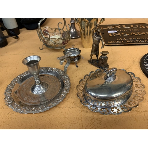 122 - A COLLECTION OF SILVER PLATED ITEMS TO INCLUDE AN OVAL LIDDED DISH, A CANDLE HOLDER, A HANDLED GLASS... 