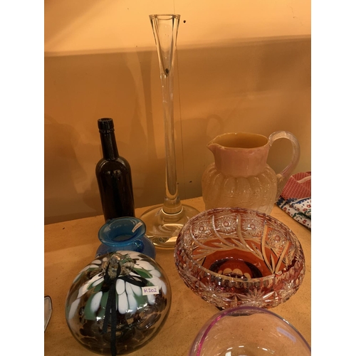 136 - AN ASSORTMENT OF DECORATIVE GLASSWARE TO INCLUDE VASES AND DISHES