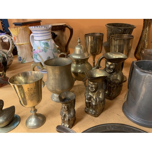 141 - A COLLECTION OF BRASSWARE TO INCLUDE A VINTAGE BRASS SPRAYER, GOBLETS  ORNAMENTS AND A PEWTER TANKAR... 