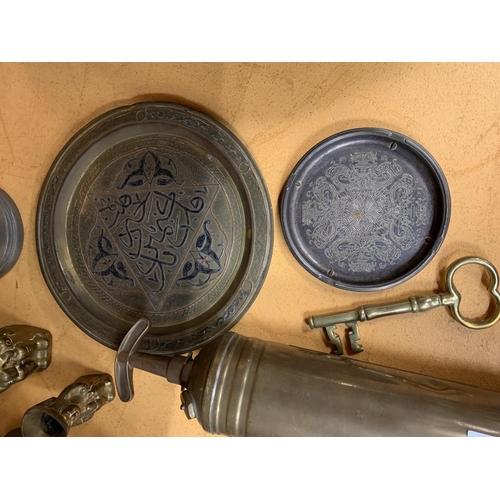 141 - A COLLECTION OF BRASSWARE TO INCLUDE A VINTAGE BRASS SPRAYER, GOBLETS  ORNAMENTS AND A PEWTER TANKAR... 